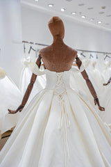 Luxury Ballgown Princess Wedding Dress Boat Neck with Pearls and Crystals