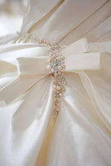 New Luxury Princess Wedding Dresses Off the Shoulder Lace Appliques A-Line Satin