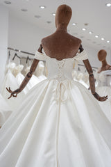 New Luxury Princess Wedding Dresses Off the Shoulder Lace Appliques A-Line Satin