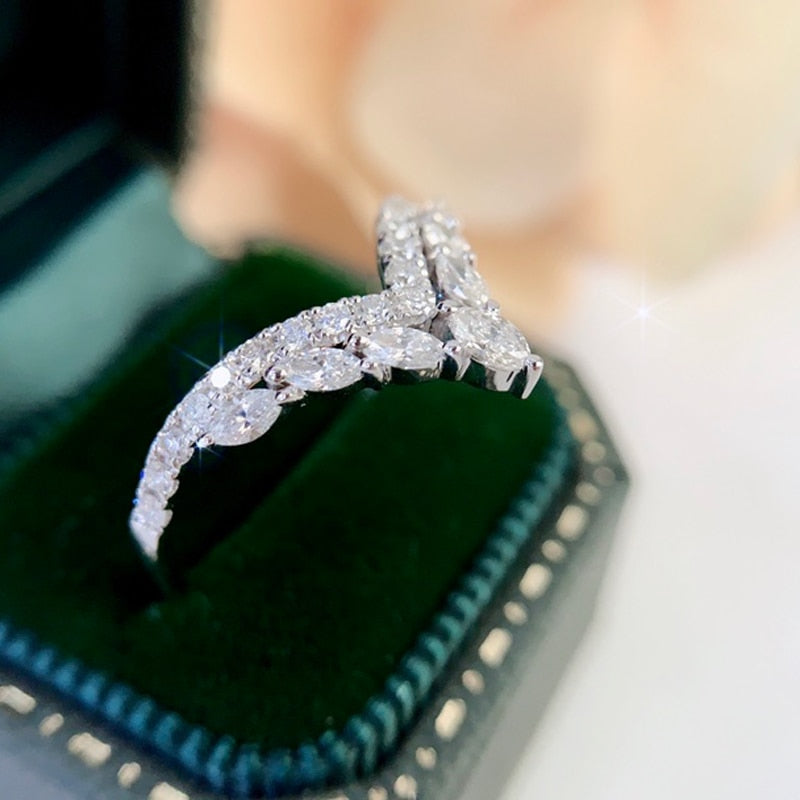 V-shaped Design High Quality Luxury Ring jacket Crystal